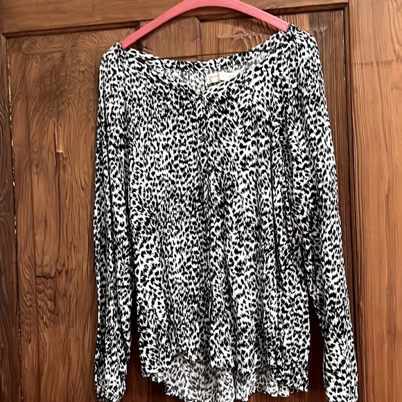 Leopard Blouse…no flaws! Only worn once! Rec’vd lots compliments..cleaning out - Picture 1 of 5